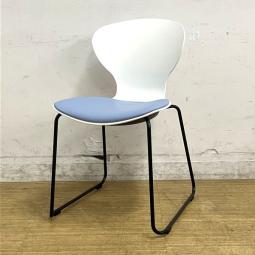 オカムラ　9370シリーズ　スタッキングチェア　座パッド付　座：ライトブルー（ビニールレザー）　シェル：ホワイト　脚：ブラック　クローズタイプ