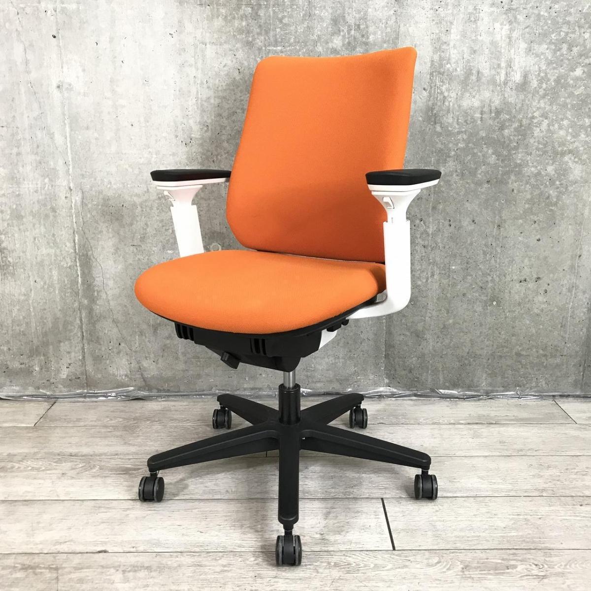 【テレワークにも最適！快適な座り心地と充実機能！】■コクヨ（KOKUYO）製　ミトラ（Mitra）チェア　肘付き　ローバック　背面座面クッション　■可動肘付　■オレンジ×ホワイトシェル×ブラック脚【在庫入替えセール！】【T4】
                        ミトラシリーズ
                                    中古
            