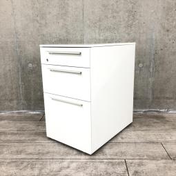 【フリーアドレスの必須品！収納とワークスペースの拡張にオススメ！】■オカムラ（okamura）製　 アドバンス（ADVANCE）シリーズ　３段ワゴン　フリアド用　H650㎜　■シリンダー錠　■ホワイト オフィスバスターズ　梅田本店