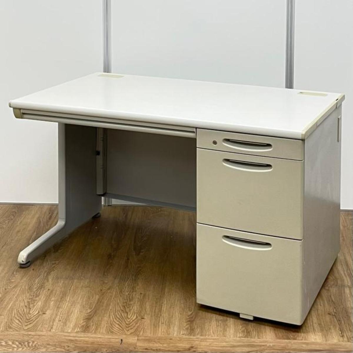 【定価11万円】【3段引き出し一体型で圧倒的な収納力！定番デスク！！】■オカムラ製 (okamura) 　SDシリーズ　片袖机　幅1200㎜　■シリンダー錠　■ライトグレー　※日焼け、サビ有りのため特価【AD】
                        SDシリーズ
                                    中古
            