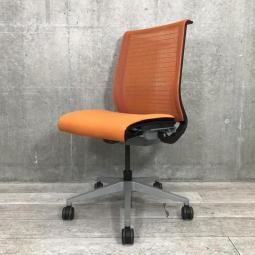 【長時間作業に適したワーキングチェア！】■スチールケース（Steelcase）製　シンク（think）チェア　肘無　ハイバック　背面メッシュ　■オレンジ×ブラックシェル