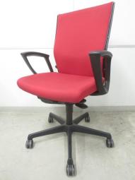 【スタンダードクラスで人気上位の快適チェア！】■オカムラ　エスクードチェア　肘付　レッド　ハイバック　ブラックシェル　デザインアーム　■人間工学に基づいた確かな座り心地！長時間のデスクワークにもオススメ！【OKAMURA　ESCUDO】