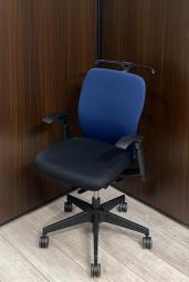 シンプルスタイルなオフィスの定番シリーズ！把手付きで汚れ対策＆持ち運びラクラク！
■イトーキ/フルゴ/ブルー/可動肘/コートハンガー付き