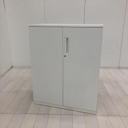 【収納物がひとめで分かる奥行き450mmの両開き書庫！】■コクヨ（KOKUYO）製　エディア（EDIA）シリーズ　両開き書庫　ローキャビネット　■シリンダー錠　■天板・ベース付　■ホワイト　【弊社使用欄：A01071547】