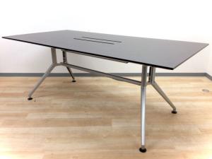 【ブラウンで重厚感のあるミーテイングテーブル！　即完売となる大人気シリーズです！】■イトーキ(ITOKI)　■DDDシリーズ　■ミーテイングテーブル　W1800×D900×H720㎜　■木目調ブラウン天板