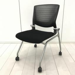 【4/30(木)入荷予定の商品となります！】【座面がたためるネスティング仕様！　定番人気のブラックカラー！　スタイリッシュで快適な座り心地のチェアが大量入荷！】■オカムラ(okamura)製　グラータ(Grata)チェア　ネスティングチェア　■ブラック　■背面樹脂メッシュ　■キャスター付