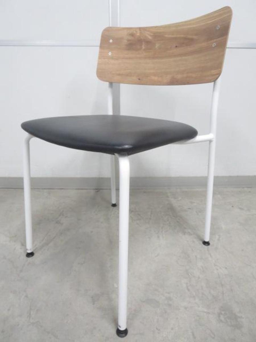 【スタイリッシュなデザイン！】■コクヨ製　プロッカチェア　スタッキングチェア　背：ティンバーミディアム(合板シート)　座：ブラック(レザー) 　ホワイト脚 【KOKUYO　Plocka】【ABW】
                        プロッカ
                                    中古
            