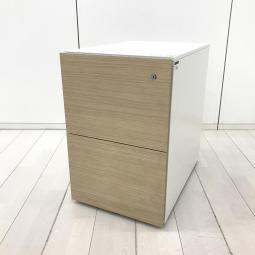 デザイン性抜群のスタイリッシュな2段ワゴンが入荷！珍しい正面木目タイプ！
■イトーキ（ITOKI）製　インステート（INSTATE）シリーズ　３段ワゴン　H605㎜　■キャスターロック付　■シリンダー錠　■ファインウォールナットL/本体:ホワイト