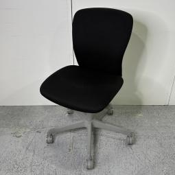 【快適なデスクワークを実現！身体を包み込むホールド感！】■オカムラ（okamura）製　スラート（sulato）チェア　肘無　ローバック　■ブラック×ホワイトフレーム