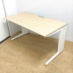 【シンプルで飽きのこないベーシックデザイン！】■オカムラ（okamura）製　プロユニット（Pro Unit）シリーズ　平机　■配線トレー付　■木目天板 × ホワイト脚
