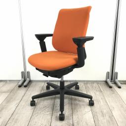 [【在庫入れ替えセール品】【テレワークにも最適！快適な座り心地と充実機能！】■コクヨ（KOKUYO）製　ミトラ（Mitra）チェア　肘付き　ローバック　背面座面クッション　■可動肘付　■オレンジ×ブラックシェル