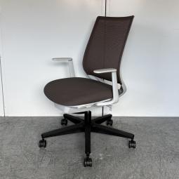 【在庫入れ替えセール品】【背もたれに座と連動して動くシンクロロッキング搭載！座面の奥行きも調整可能！】■コクヨ（KOKUYO）製　ミトラ2チェア　肘付ハイバックチェア　背面メッシュ　■固定肘　■ブラウン×ホワイトシェル×脚ブラック