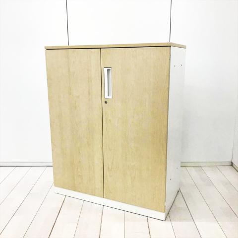 【586029】【収納物がひとめで分かる両開き戸タイプ！】■コクヨ（KOKUYO）製　エディア（EDIA）木目シリーズ 　両開き書庫　ローキャビネット 　■天板・ベース付　■シリンダー錠　■本体:ホワイト/扉:ナチュラルオーク　オフィスバスターズ　水戸サテライト　大子町　北茨城市　高萩市　日立市　常陸太田市　常陸大宮市　那珂市　東海村　ひたちなか市　城里町 水戸市　笠間市　茨城町　大洗町　小美玉市