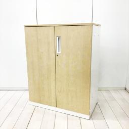 【586029】【収納物がひとめで分かる両開き戸タイプ！】■コクヨ（KOKUYO）製　エディア（EDIA）木目シリーズ 　両開き書庫　ローキャビネット 　■天板・ベース付　■シリンダー錠　■本体:ホワイト/扉:ナチュラルオーク　オフィスバスターズ　水戸サテライト　大子町　北茨城市　高萩市　日立市　常陸太田市　常陸大宮市　那珂市　東海村　ひたちなか市　城里町 水戸市　笠間市　茨城町　大洗町　小美玉市