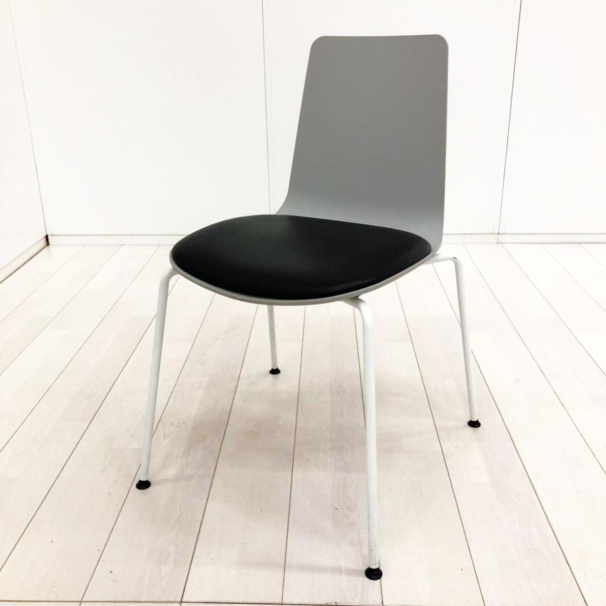 【586050】【会議室・打合せ・待合スペースに！】■コクヨ（KOKUYO）製　ミケット（Mycket）スタッキングチェア　ミーティングチェア　■座面パッド付き　■4本脚タイプ　■背:グレー×座:ブラック（合皮・ビニールレザー）　オフィスバスターズ　水戸サテライト　大子町　北茨城市　高萩市　日立市　常陸太田市　常陸大宮市　那珂市　東海村　ひたちなか市　城里町 水戸市　笠間市　茨城町　大洗町　小美玉市
                        ミケット
                                    中古
            