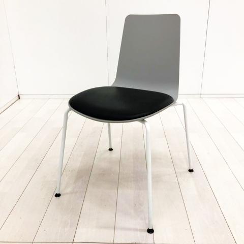 【586050】【会議室・打合せ・待合スペースに！】■コクヨ（KOKUYO）製　ミケット（Mycket）スタッキングチェア　ミーティングチェア　■座面パッド付き　■4本脚タイプ　■背:グレー×座:ブラック（合皮・ビニールレザー）　オフィスバスターズ　水戸サテライト　大子町　北茨城市　高萩市　日立市　常陸太田市　常陸大宮市　那珂市　東海村　ひたちなか市　城里町 水戸市　笠間市　茨城町　大洗町　小美玉市