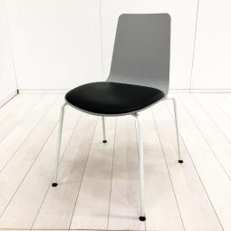 【586050】【会議室・打合せ・待合スペースに！】■コクヨ（KOKUYO）製　ミケット（Mycket）スタッキングチェア　ミーティングチェア　■座面パッド付き　■4本脚タイプ　■背:グレー×座:ブラック（合皮・ビニールレザー）　オフィスバスターズ　水戸サテライト　大子町　北茨城市　高萩市　日立市　常陸太田市　常陸大宮市　那珂市　東海村　ひたちなか市　城里町 水戸市　笠間市　茨城町　大洗町　小美玉市