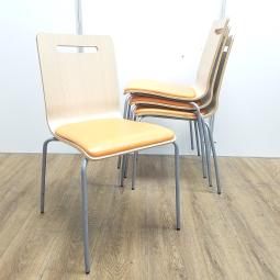 【4脚セット！！】パブリック製　オレンジ　座面ビニールレザー　背面木目調パネル　空間を明るく、座り心地は確か！　ミーティングチェア　スタッキングチェア！！