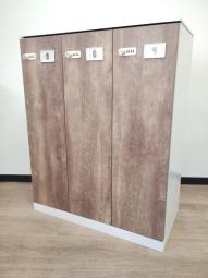 【充実機能で更衣室に最適！入荷の少ないシンプルデザインの縦型ロッカー！】■オカムラ（okamura）製　ピクスラインシリーズ　3人用更衣ロッカー　W900㎜　■ダイヤル錠　■ホワイト×ナチュラル【2603】弊社使用欄【A01065120】