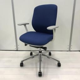 【クレジット決済優先！】新古品！【前傾チルト機能付き！オカムラ製品で最も人気を集める高機能チェア！】■オカムラ製　シルフィー（Sylphy）　肘付きローバックチェア　■固定肘　■ブルー ×ホワイトシェル【OKT5】【弊社使用欄：A01053014】