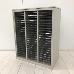 【書類・備品整理の必需品！収納力抜群！】■オカムラ（okamura）製　42 50Hタイプシリーズ　クリスタルトレイ　　W900×D450×H1120㎜　■（3列x22段）トレー数66　■天板付き　■ライトスモーク