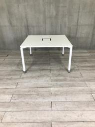 ★コクヨ製　ワークフィット （WORKFIT）　ホワイト　W1200xD1200xH720サイズ　配線口あり　■ホワイト　スタイリッシュなミーティングテーブル！　ワークデスクとしても便利に使える！　ミーティングテーブル　角テーブル！！
