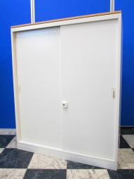 【木目天板付き！】【書類が取り出しやすく手前のスペースを有効活用できる】■オカムラ（okamura）製　レクトライン　引き違い書庫　2枚扉タイプ　■ホワイト　■ナチュラル天板付き　■シリンダー錠