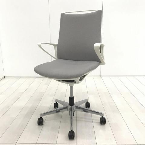 【581690】【スタイリッシュなデザインでモダンな空間を演出！】■オカムラ（okamura）製　モード（mode）チェア　肘付ミドルバック
　■サークル肘　■グレー×ホワイトシェル　※肘スレキズあり　オフィスバスターズ　水戸サテライト　大子町　北茨城市　高萩市　日立市　常陸太田市　常陸大宮市　那珂市　東海村　ひたちなか市　城里町 水戸市　笠間市　茨城町　大洗町　小美玉市