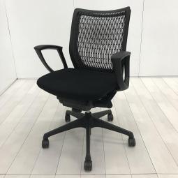背もたれプレーンのスタイリッシュな人気モデル！デザインだけでなく機能性も兼ね備えたおすすめのオフィスチェア！
◆オカムラ/ヴィスコンテ/ブラック  固定肘付き