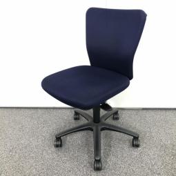 【オフィスの王道チェアが入荷！】■オカムラ（okamura）製　カロッツァ（Carrozza）チェア　肘無　ローバック　■ハンガー付き　■ダークブルー