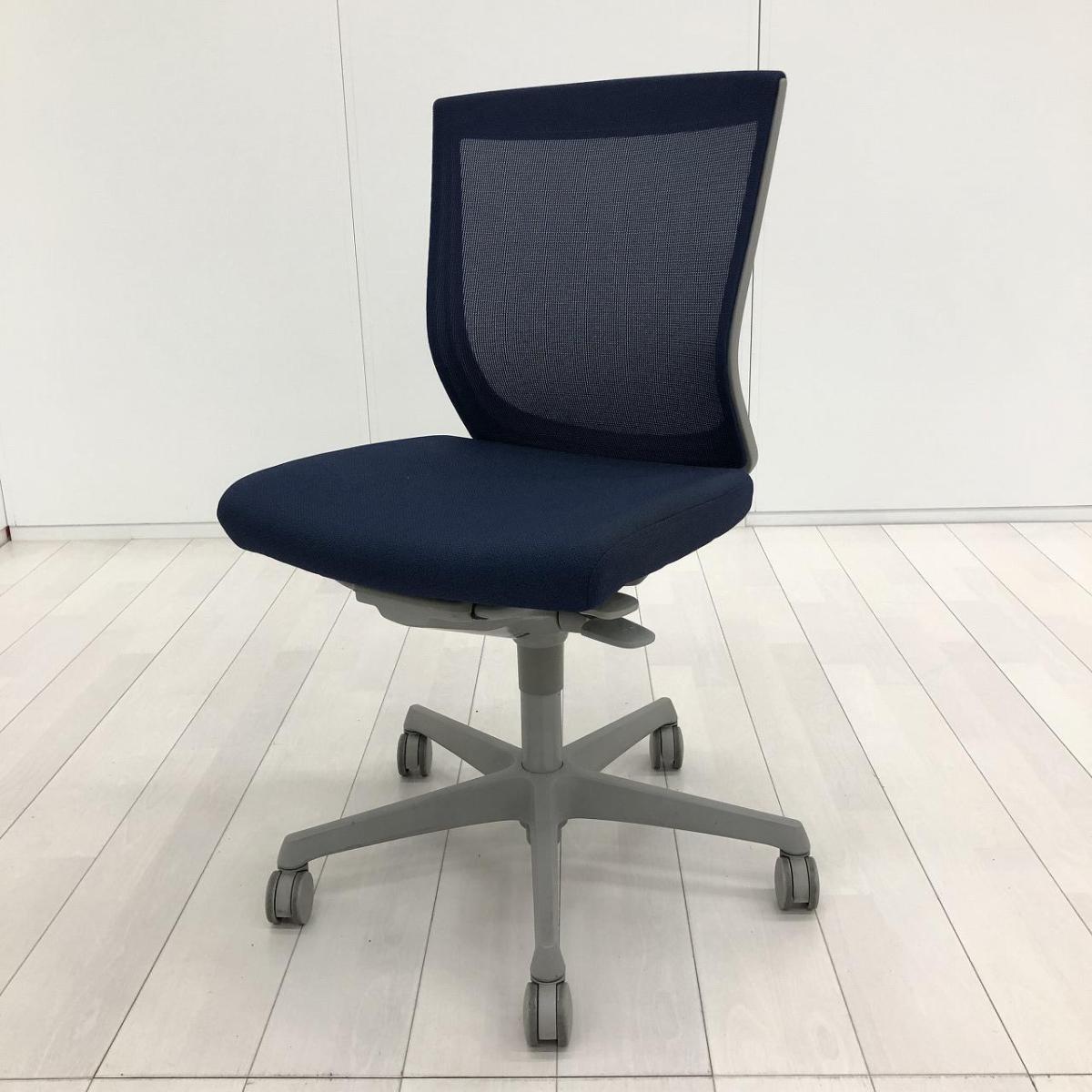 【背面メッシュで通気性抜群！人気のミドルクラスチェア！】■オカムラ（okamura）製　エスクード （ESCUDO）チェア　肘無し　ローバック　■ダークブルー
                        エスクードメッシュ
                                    中古
            