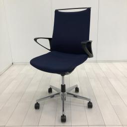 【スタイリッシュさが人気のオフィスチェア！インナーメッシュ構造による優しく包み込む座り心地！】■オカムラ（okamura）製　モード（mode）チェア　肘付　ハイバック ■サークル肘　■ダークブルー