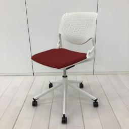 打合せや会議室、休憩スペースなど使いどころ様々！/オススメ(おすすめ) /人気商品　【弊社使用欄：A01071601】■オカムラ（okamura）製　ルナ（Runa）チェア　ミーティングチェア　■脚部:5本脚　■キャスター付き　■背面樹脂バック　■フレーム:ホワイト/座面:レッド