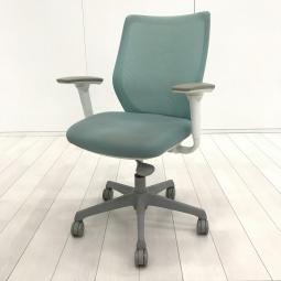 コンパクトなサイズ感！腰への負担を減らすS字形状！/オススメ(おすすめ) /人気商品　【弊社使用欄：A01070185】■オカムラ（okamura）製　CG-Mチェア　肘付　ローバック　■可動肘　■背面メッシュ　■セージ ×ホワイト