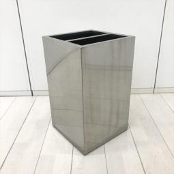 【さりげない高級感が、エントランスの印象を引き締める！ステンレス傘立て】■コクヨ（KOKUYO）製　ステンレス傘立て　W300×D300×H505mm　■シルバー　【弊社使用欄：A01071587】