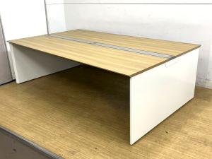 【限定1台】オカムラ　プロユニットフリーウェイ　フリーアドレスデスク　W2400×D1400　天板：プライズウッドナチュラル　脚：ホワイト　4名掛け想定　1人当たりW1200の使いやすい定番サイズ