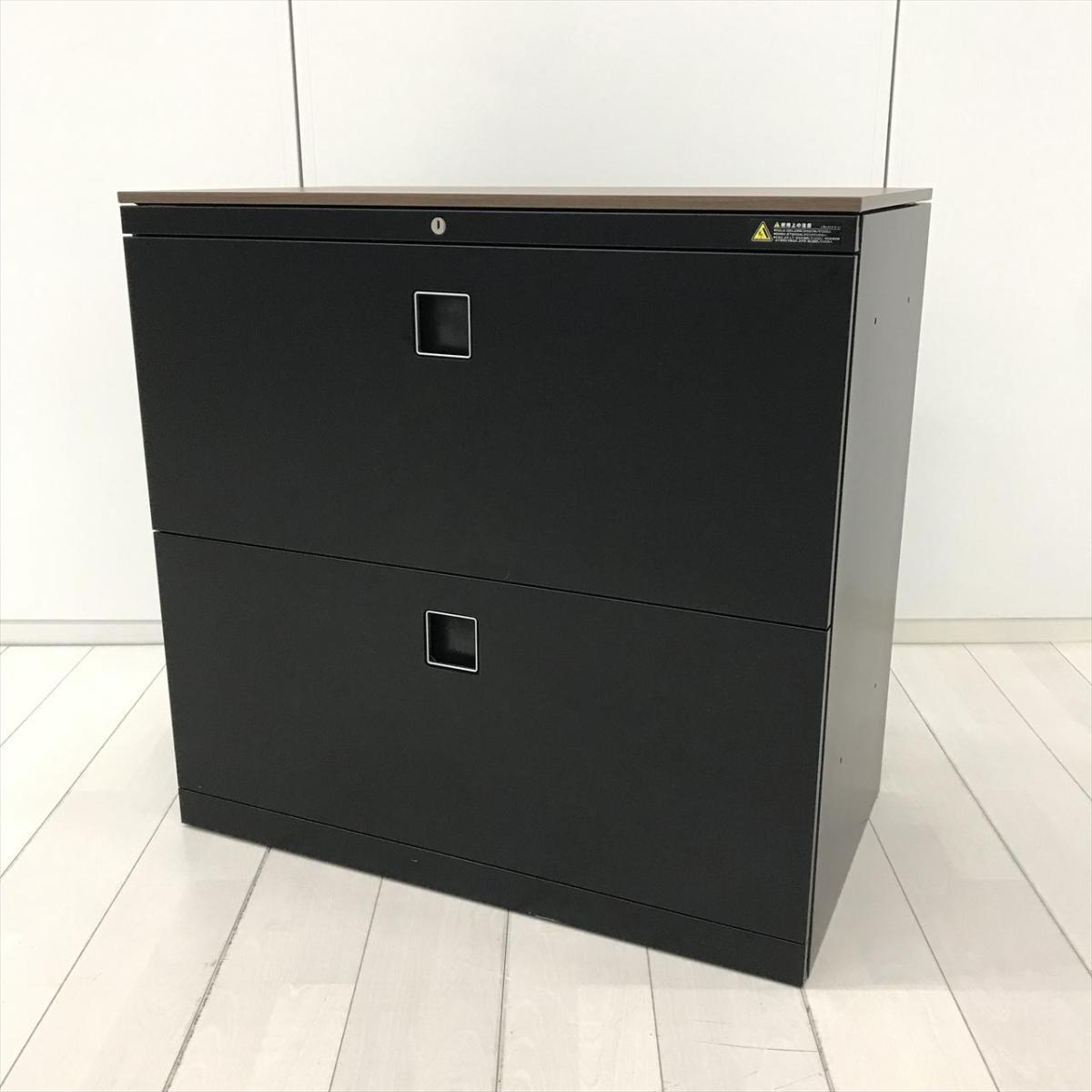 窓下の空間にもピッタリ！木目調天板付きのキャビネット！/オススメ(おすすめ) /人気商品【弊社使用欄：A01058255】■オカムラ（okamura）製　レクトライン（Rectline）シリーズ　2段ラテラル　ローキャビネット　H780㎜　■シリンダー錠　■ブラック/天板:木目調
                        レクトライン
                                    中古
            