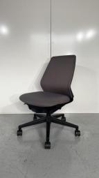 【在庫入替セール】【軽やかな使い心地・環境対応＆末永く利用できるチェア！】■ウチダ製　ニンバスシリーズ　肘無ローバックチェア　■グレー×　ブラックフレーム【T4】