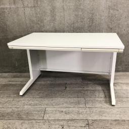 【清潔感のあるホワイトカラーの平机！スタンダードな幅1200㎜！】■オカムラ（okamura）製　アドバンス（ADVANCE）シリーズ　平机　■引き出し付　■ネオホワイト