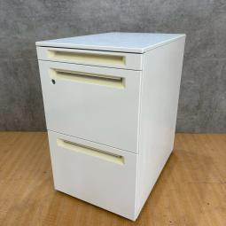 オカムラ製の3段ワゴン【アドバンスシリーズ/取っ手箇所日焼け有】が入荷しました！福岡市拠点の「オフィスバスターズ福岡南店」は、福岡はもちろん、岡山・広島エリアにも対応しています。中古オフィス家具・チェア・デスク・複合機など一式手配可能。各地に特化した在庫とワンストップ対応で、起業・移転・レイアウト変更にしっかり対応し、岡山・広島でも安心の選択肢をご提供します。