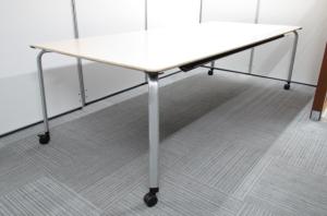 ☆W1800mm！4～6名用としてオススメ！【キャスター付でフレキシブルに使える！】■コクヨ製　ミーティングテーブル　W1800×D900×H700mm　ナチュラル木目カラー　■知的空間をスタイリッシュに彩ります！【KOKUYO　ALINA/T】【ABW】