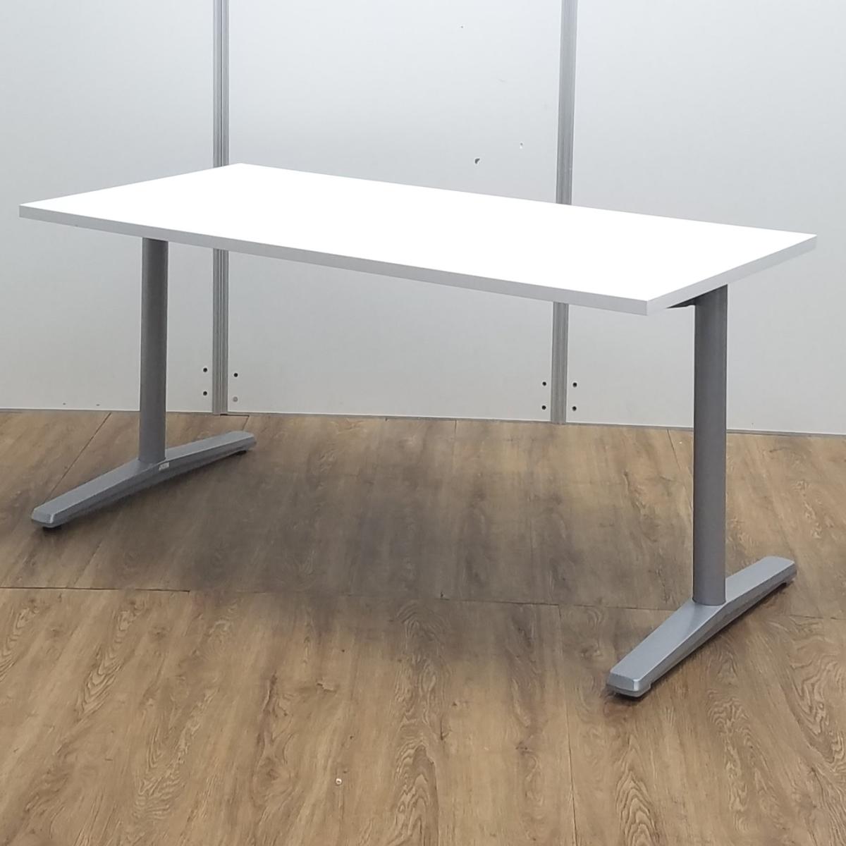 ★オカムラ製　ライブス　ホワイト　W1500サイズ　W1500xD750xH720サイズ　シルバーT字脚　ホワイト天板のミーティングテーブル！　ミーティングテーブル！！
                        ライブス
                                    中古
            