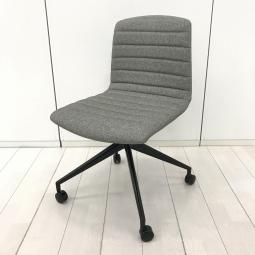 【薄さを保ちながら座り心地を両立させたチェア！リフレッシュスペースにもおすすめ！！】■相合家具（SOGOKAGU）　肘無ミーティングチェア　キャスター付　■グレー　【関東倉庫在庫品】【弊社使用欄：A01070329】【HU】