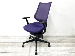 【定価約16万円】【イスとひとつになれる新感覚！360°揺れて体を自由に動かせる「グライディング・メカ」搭載！】■コクヨ（KOKUYO）製　イング（ing）チェア　肘付ハイバック　背面メッシュタイプ　■固定肘　■パープル×ブラックシェル
