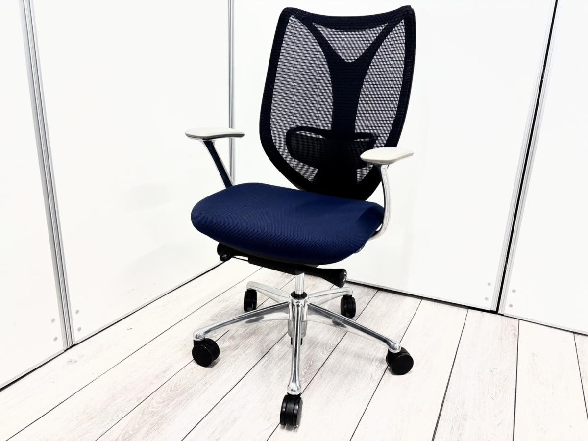 大人気！オカムラ製のメッシュチェアが入荷！
座面・背面が広めでしっかりしており、前傾機能が付いた高級チェアです！
■オカムラ/サブリナ/ダークブルー×ブラックフレーム　ホワイトデザインアーム付
                        サブリナ
                                    中古
            