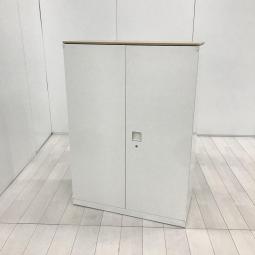 オフィスの書類をスッキリ整理！取っ手がどの方向からでも開くマルチハンドルが人気！/オススメ(おすすめ) /人気商品【弊社使用欄：A01058160】■オカムラ（okamura）製　レクトライン（Rectline）シリーズ　両開き書庫　ローキャビネット　H1260㎜　■シリンダー錠　■天板:木目ナチュラル×ホワイト
【弊社使用欄：A01058160】