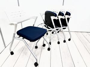 【4脚セット！】厚みのあるクッションが快適！樹脂フレームで清掃もしやすい人気ミーティングチェアが入荷！
■イトーキ/カクタスシリーズ/ネイビーブルー　ネスティングチェア