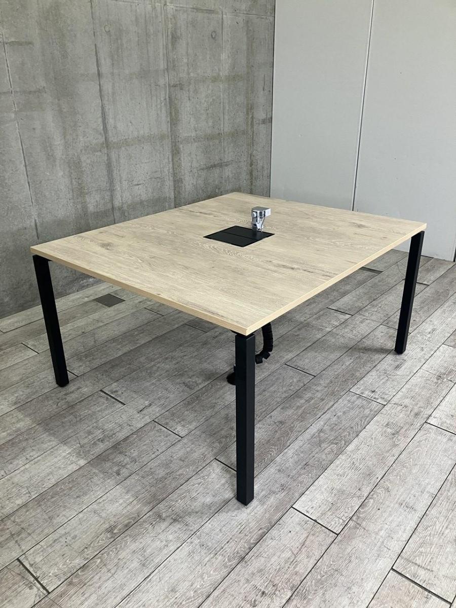 打合せの場やリフレッシュスペースにおすすめ！ コンセント付きのためOA機器も使用可能！
■コクヨ/ワークフィット/ナチュラル　配線口 　角テーブル　ワークテーブル　横幅1200㎜/奥行1400㎜
                        ワークフィット
                                    中古
            