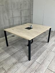 打合せの場やリフレッシュスペースにおすすめ！ コンセント付きのためOA機器も使用可能！
■コクヨ/ワークフィット/ナチュラル　配線口 　角テーブル　ワークテーブル　横幅1200㎜/奥行1400㎜