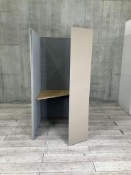 【2025年製！】【左開口】【ワーカーの集中を高める省スペースなワークブースが入荷！】■オカムラ（okamura）製　ドレープシリーズ　（drape）　テトラワイドタイプ　集中ワークブース 　ソロワークブース　W1000×D1000×H1920㎜　■外側：ベージュ/　内側：グレー　■天板：プライズウッドナチュラル【ABW商材】【関東倉庫在庫品】【弊社使用欄：A01070369】